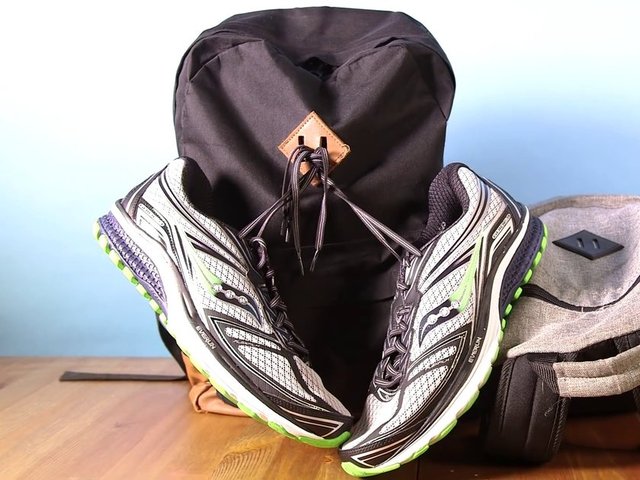 Çantadaki bu parçaya kirpik sekmesi deniyor. Kirpik sekmesi, ayakkabılarınızı çanta yerine dışarıya asmaya yarayan bir aparat. Örneğin, bir spor salonuna gittiniz. Eşyalar, havlular derken ayakkabılara yer kalmadığını gördüğümüzde, ayakkabıları bu alana bağlayarak, çantanızı sıkıştırmadan ayakkabılarınızı taşıyabilirsiniz.