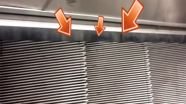 YÜRÜYEN MERDİVEN KENARLARINDAKİ FIRÇALARBu fırçaların amacı, merdiven ile yan panel arasına herhangi bir nesnenin sıkışmasını ve mekanizmanın bozulmasını engellemek, tehlike yaratmasını önlemektir.