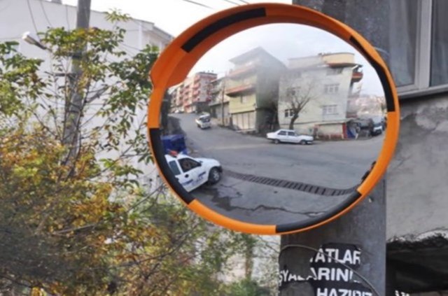 YOL KENARLARINDAKİ TÜMSEK AYNALARGenellikle Ana Yol -Tali Yol ayrımlarında gördüğümüz bu tümsek aynaların amacı, ara yoldan ana yola çıkan araçlar tarafından, ana yol üzerinde bir araç olup olmadığını görmek için kullanılır.