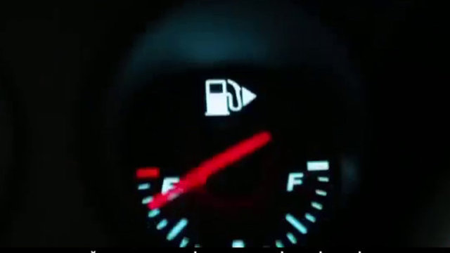 BENZİN DEPOSU İŞARETİNİN YANINDAKİ OKBenzin göstergesindeki ok işaretine bakarak araçtan inmeden arabanın yakıt depo kapağının ne tarafta olduğunu anlayabilirsiniz.