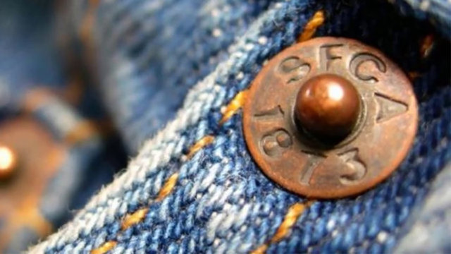 Kotun en çok gerilen yeri metal ile perçinledi. Bu anlık bir çözüm olarak kalmadı. Zaman içerisinde teknoloji ve üretim malzemesi değişse de kot pantolonların vazgeçilmezi haline geldi.