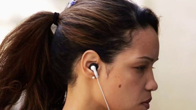 Kulaklıklar çoğu durumda kulağımızın şekli yüzünden küçük bir hareketten sonra düşebiliyor. Bu sıklıkla yaşanan problemin basit bir çözümü var.