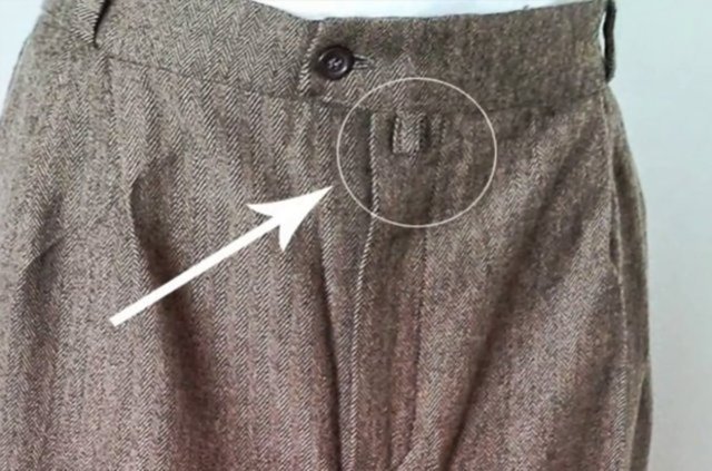 Kemer, pantolonun ön kısmının aşağıya kaymasını engeller.