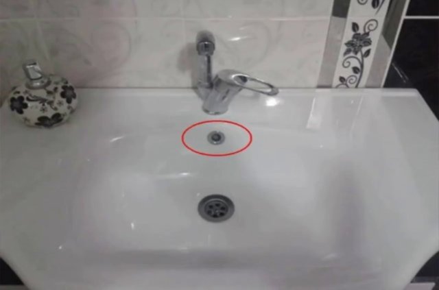 LAVABO İÇİNDEKİ KÜÇÜK DELİKLavabo üzerinde bulunan delik, suyun normal gider deliğinden akmaması sonrası lavaboya dolan suyun taşmasını önlemek için ikinci bir gider yolu olarak düşünülmüştür.