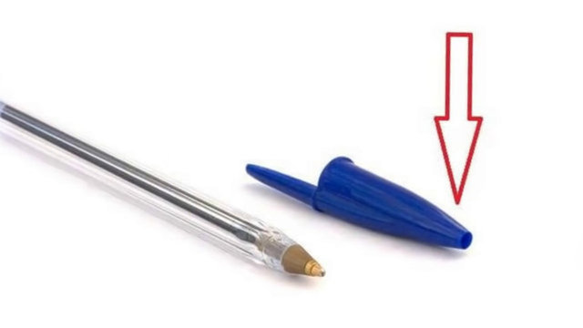 TÜKENMEZ KALEM KAPAKLARINDAKİ DELİKTükenmez kalem kapaklarındaki delik, kapağın yutulması sonrası olası boğulma riskini azaltmak için yapılmış.