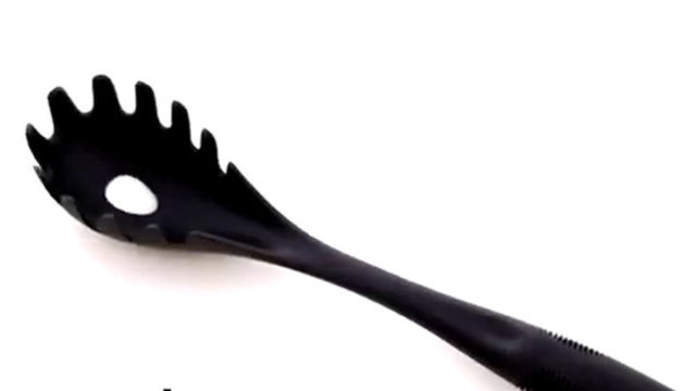 SPAGHETTİ KEPÇESİNDEKİ DELİKBir çok insan bu deliğin sıcak suyun süzülmesi için yapıldığını düşünse de aslında kullanım amacı farklıdır.