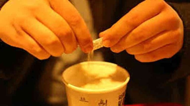 ŞEKER PAKETİ - Benjamin Eisenstadt tarafından tasarlanmış olan bu şeker paketlerinin altında yatan fikir, aslında paketin ucunu yırtmak değil, paketi ortadan kırmak. -  