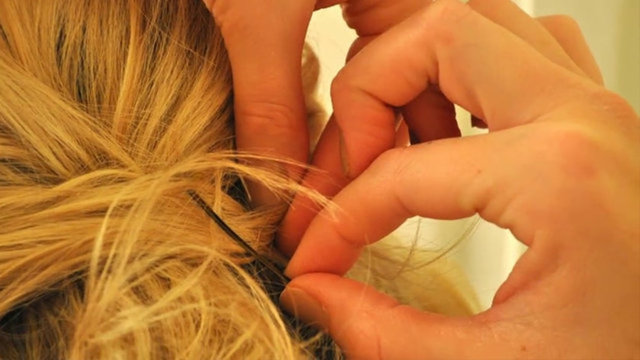 TEL TOKALARDAKİ ZİGZAGLAR -   - Tel toka, kadınlar için neredeyse vazgeçilmezler arasında. Tel tokların bir tarafının zigzaglı diğer tarafının düz olduğunu fark etmişsinizdir.