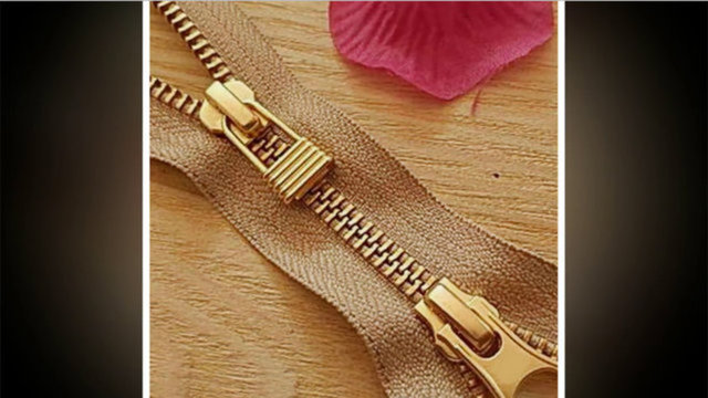 FERMUARLARDAKİ TIRNAKLARFermuar tırnaklarının görevi fermuarın açma kısmı üzerine getirildiğinde, fermuarın kendiliğinden açılmasını önlemektir.