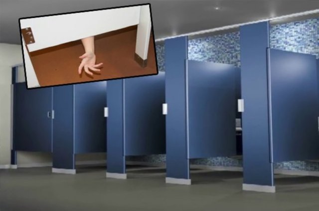 UMUMİ TUVALETLERDEKİ KISA KAPILARKapının tam olmamasının avantajı acil bir durum anında, tuvalette kimin olduğunu ve yardıma ihtiyacı olup olmadığını anlayabilmek.