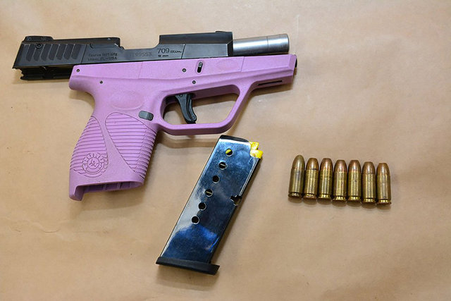 20 yaşındaki genç kadını polis, silahlarla dolu bir aracın içerisinde çocuğuyla birlikte yakaladı.