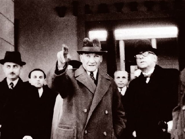 Atatürk'ün 1938 yılında çekilmiş bir fotoğrafı.  -  