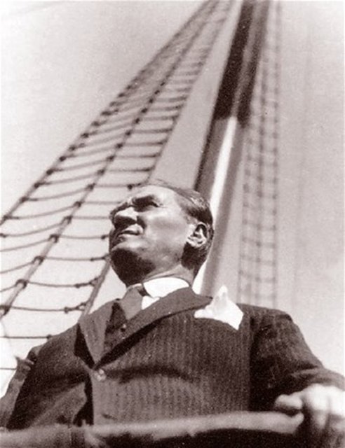 Atatürk, 1928 yılında İzmir vapurunda görülüyor.