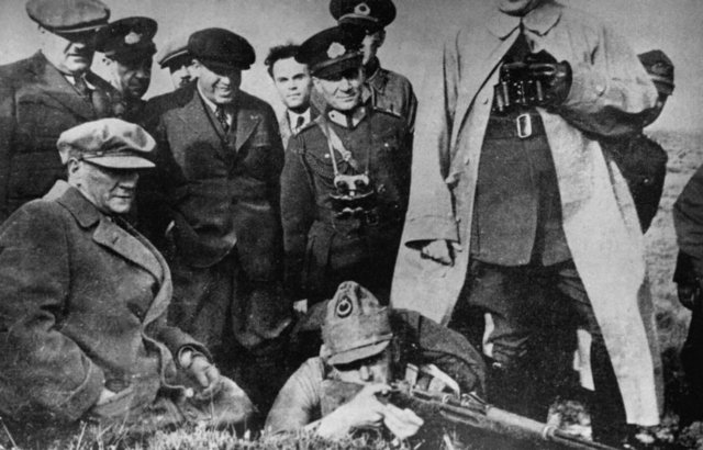 Atatürk'ün, ordunun, Sakaryanın doğusuna çekilmesi emri ile Tekalif-i Milliye Emirleri'ni içeren belgelerin yanı sıra Atatürk'ün, Sakarya Meydan Muharebesi sonrasında TBMM tarafından kendisine verilen "Mareşal" rütbesi ve "Gazi" unvanı dolayısıyla 19 Eylül 1921'de TBMM'de yaptığı teşekkür konuşması da paylaşılan belgeler arasında yer aldı.