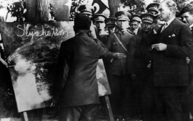 Fotoğrafların yanı sıra Atatürk'ün 57 yıl süren yaşamına ilişkin bazı belgeler de paylaşıldı.