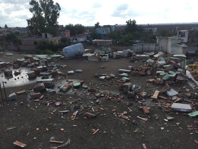 Halis Sönek ise bahçede otururken birden hortum çıktığını depoya kaçarak canlarını zor kurtardıklarını söyledi. (İHA)