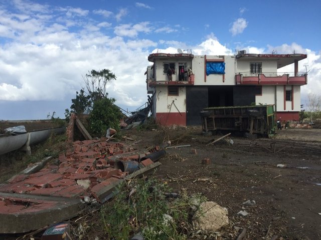 Avşar ailesi düğüne gittiği için şans eseri hortumdan kurtuldu. Hortum çıktığında evde bulunan Halis Sönek ve çocukları da bahçeden evin deposuna kaçıp demir kapıyı kapatarak son anda ölmekten kurtuldu. Ancak Sönek'in bahçesinde bütün ağaçlar kökünden sökülürken, traktörlerini koyduğu yerin çatısı uçtu, römork yan yattı, evde hasar meydana geldi.