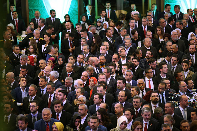 29 Ekim Cumhuriyet Bayramı Resepsiyonu, Cumhurbaşkanı Recep Tayyip Erdoğan ve eşi Emine Erdoğan'ın ev sahipliğinde Cumhurbaşkanlığı Külliyesi'nde gerçekleştirildi. Programa çok sayıda davetli katıldı.