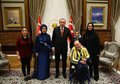 <p>Resepsiyona katılan bir diğer isim ise anne babasını kaybeden yeğenine 40 yıldır bakan Pakize Memiş ile yeğeni Murat Memiş oldu.</p>