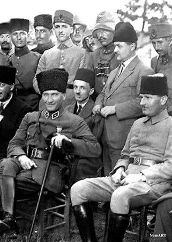 <p>Atatürk, 1922 yılında İstanbullu gazetecilerle Ankara'nın Karaçam köyünde görülüyor.</p>\n<p> </p>