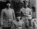 <p>Atatürk'ün, 1917'de 2'nci Ordu Komutanı olarak görev yaptığı Diyarbakır'da iki subay ve bir çocukla çektirdiği fotoğraf dikkati çekti.</p>