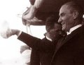<p>Anadolu Ajansı arşivinden çıkan Mustafa Kemal Atatürk'ün az bilinen fotoğrafları...</p>\n<p>Atatürk, 1927 yılında İstanbul'a gelişinde Ertuğrul yatında</p>