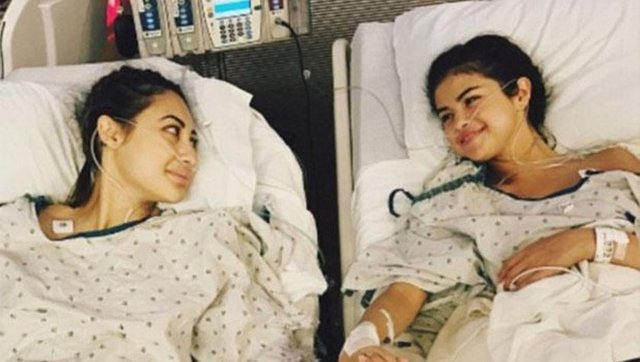 Lupus hastalığı yüzünden bir böbreği işlevsiz hale gelen Gomez, yakın arkadaşı Francia Raisa'nın bağışı sayesinde yeniden hayata dönmüştü.  
