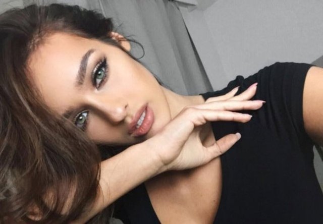 Fazla kiloları yüzünden lisede alay konusu olan genç kız, daha sonra kilolarından kurtulmuş.  -  