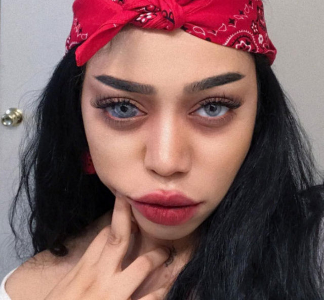 İşte benzersiz gözleriyle kendine hayran bırakan Sonia Leslie'den kareler...