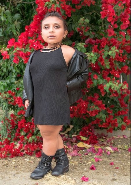 Başlarda kendi kendine yaptığı kombinleri sosyal medya hesabından paylaşan genç kadının paylaşımları çok beğenilince hep istediği modellik kariyerine adım attı.