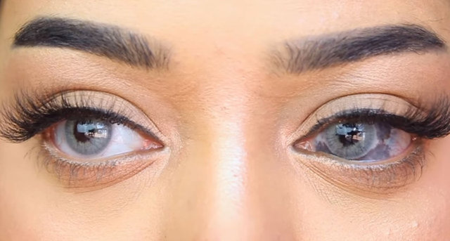 Youtube'da güzellik ve bakım tavsiyeleri vererek takipçi sayısını günden güne artıran 22 yaşındaki güzel kadın, hakaretlere inat videolarında gözünün yakım çekim görüntülerini de paylaşıyor. -  