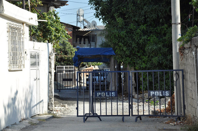 Edinilen bilgiye göre, 82 Evler Mahallesi'ndeki gecekondu tipi bir evde özel harekat polislerinin gözetiminde 1 yıldır süren ve "gizemli kazı" olarak bilinen çalışmalar sona erdi. kazı çalışmaları kapsamında açılan çukurlar kapatıldı.