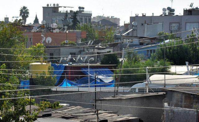 Mersin'in Tarsus ilçesinde 1 yıldır sürdürülen kazı çalışmaları kapsamında açılan çukurlar kapatıldı.