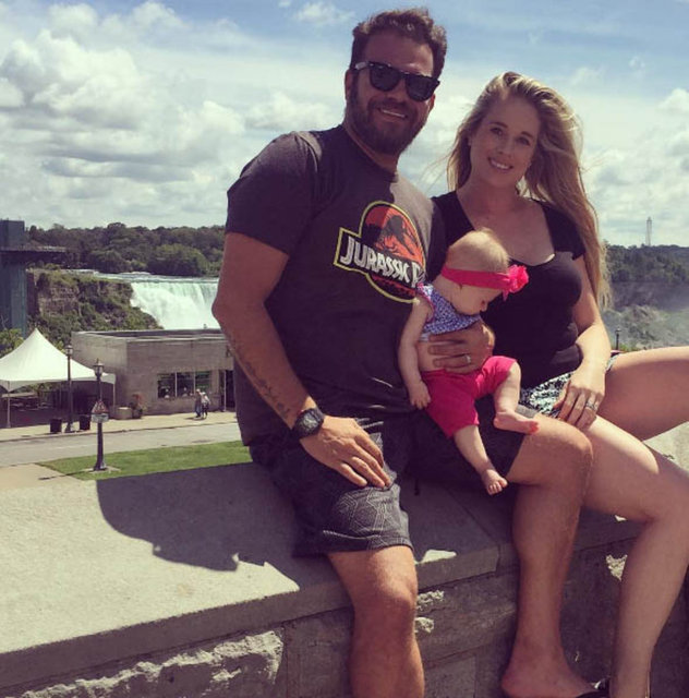 Bu evlilikten bir kız bebek sahibi olan Tolga Karel oyunculuğa ara verip Amerika'da şirket kurdu.