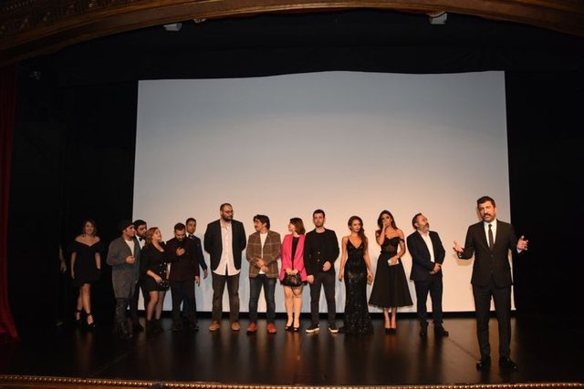 HT Magazin'de yer alan habere göre, film ekibinin tam kadro katıldığı geceye şıklıklarıyla Pelin Sönmez ve Azerbaycanlı oyuncu Pervin Abiyeva damga vurdu.