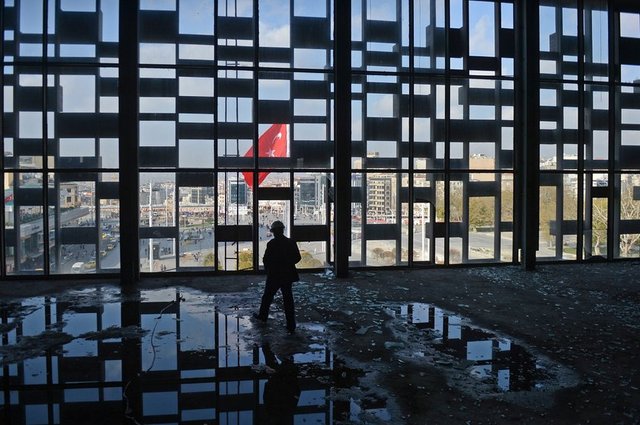 Yenilenme projesi kapsamında yıkımına karar verilen ve opera binasına dönüştürülecek olan İstanbul Atatürk Kültür Merkezi'nin (AKM) yıkılmadan önceki son hali, içeriden görüntülendi.