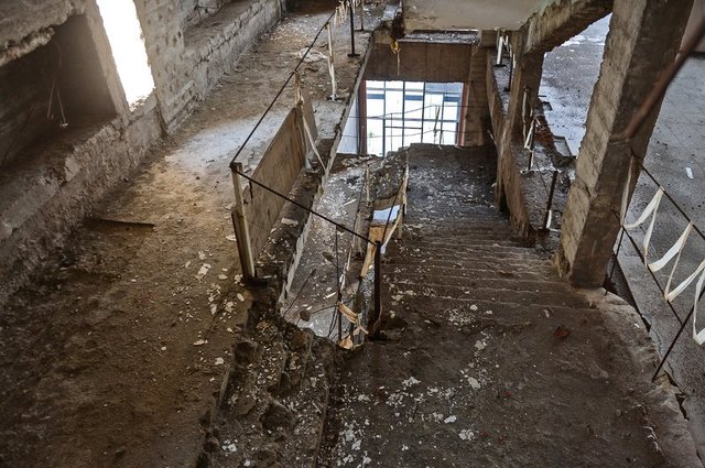 Görüntülerde binanın duvarlarının döküldüğü, kolon ve kirişlerindeki demirlerin çürüdüğü dikkat çekti.