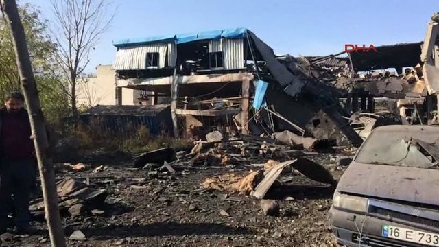 Bursa'nın Gürsu ilçesindeki bir boya fabrikasında meydana gelen patlamada 5 işçi hayatını kaybetti, 16 kişi hayatını kaybetti. Buhar kazanının patlaması sonucu meydana gelen olayda, fabrikanın çatısı çökerken, çevredeki binalar da hasar gördü.