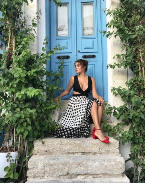 Güzel oyuncunun paylaştığı bu fotoğraftan dolayı göğüslerine silikon yaptırdığı iddia edilmişti.