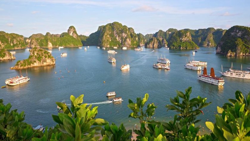 <p>53. Ha Long, Vietnam</p>\n<p>Ziyaretçi sayısı: 4,000 milyon</p>
