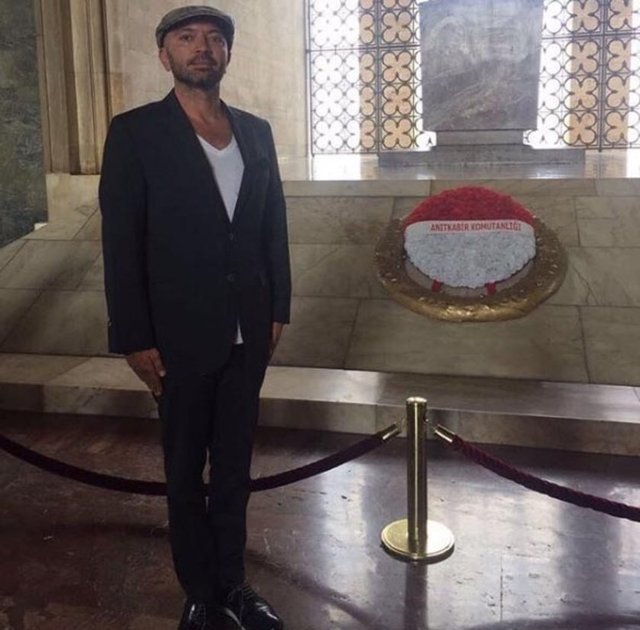 Ceyhun Yılmaz - Kurucumuz Atatürk..! Aydınlattığın ışıktan ayrılmadan, aziz hatırana saygıyla, küçükleri sevdiğimiz büyüklere saygı duyduğumuz bir Cumhuriyet için yaşayıp, emanetini bir sonraki nesile aktaracağız. Özlem ve saygıyla anıyorum. Allah Rahmet eylesin.