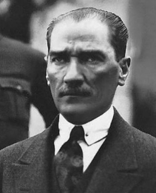 Cem Yılmaz  - Kalbimdesin Atatürk. Bu milletin içinde doğup büyüdüğünü,bu topraklardan yetiştiğini bilmek bile umuttur geleceğe. - Ünlü komedyenin bu paylaşımı kısa sürede 80 binin üzerinde beğeni ve çok sayıda yorum aldı. 