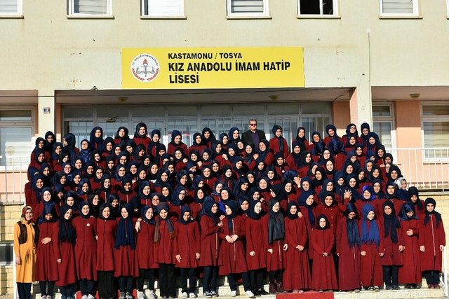 Kastamonu'nun Tosya İlçesinde, Kız Anadolu İmam Hatip Lisesi öğrencileri '10 Kasım Atatürk'ü Anma Etkinlikleri' kapsamında koreografi hazırladı.