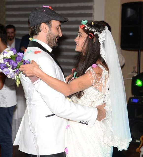 Cadde'nin haberine göre, anlaşamadıkları noktalar olduğunu belirten oyuncu, "Anlaşmalı ayrıldık. İkimiz için de hayırlısı buymuş" şeklinde konuştu.