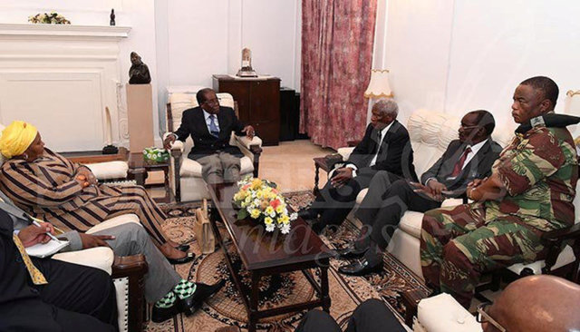 Darbe sonrası ev hapsinde tutulan Cumhurbaşkanı Robert Mugabe'nin çekilen ilk fotoğrafı.