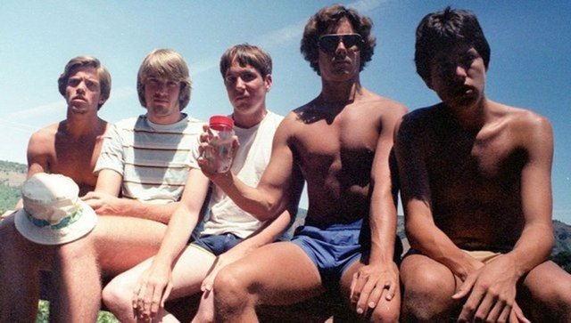 HER BEŞ YILDA BİR AYNI YERDE BULUŞUP FOTOĞRAF ÇEKİLİYORLAR - Her şey Santa Barbara, California'da Copco Gölü yakınında 1982'de tatile çıkan arkadaşların fotoğraf çekilmesiyle başladı. Beş yıl sonra aynı yere tatile giden arkadaş grubu yeniden aynı fotoğrafı çektirince 'bunu neden gelenek haline getirmiyoruz?' dediler. O tarihten itibaren de erek her beş yılda bir aynı yerde aynı şekilde fotoğraf çektirdiler. - "Beş Yıllık Fotoğraf Projesi" adı altındaki bu sevimli ve nostaljik çalışmaların kahramanları soldan sağa sıralı şekilde John Wardlaw, Mark Rumer, Dallas Burney, John Molony ve John Dickson. İşte yıllara göre o değişim... - 1982
