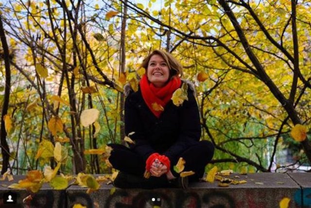 Emre Yetkin, çektiği fotoğrafları "Bu ay çekimlerini Prag'da gerçekleştirdiğimiz "kışa bakış" ve "kışa yatış" temalı çalışmamıza modellerimiz Burcu Biricik ve Zeynep Çamcı katıldı. Burcu Biricik gülümseyerek 'yazı ayrı kışı ayrı severim' derken, Zeynep Çamcı yatmaktan pek cevap veremedi" notuyla instagram'da paylaştı.