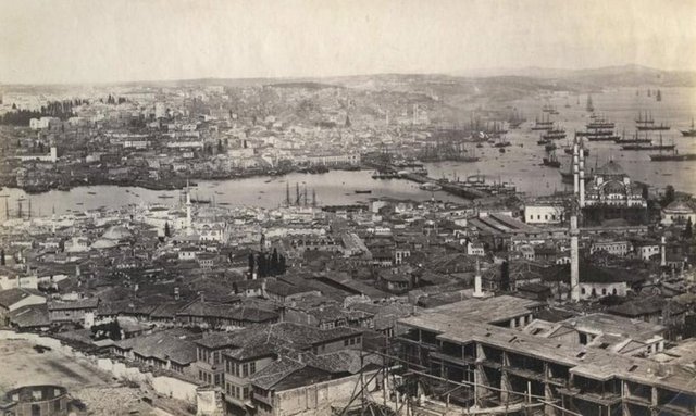 Beyazıt Kulesi'nden bakış (1872 öncesi) Ali Paşa Sarayı inşa halinde.