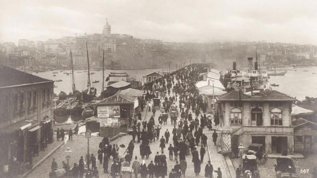 Ahşap Galata Köprüsü'ne Eminönü'nden bakış (1900'lü yılların başı)