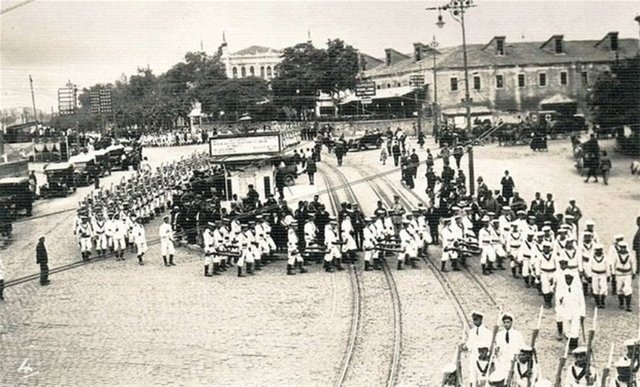 İşgal Sırasında İngiliz Donanma Mensupları Gövde Gösterisinde Taksim / 1920'ler